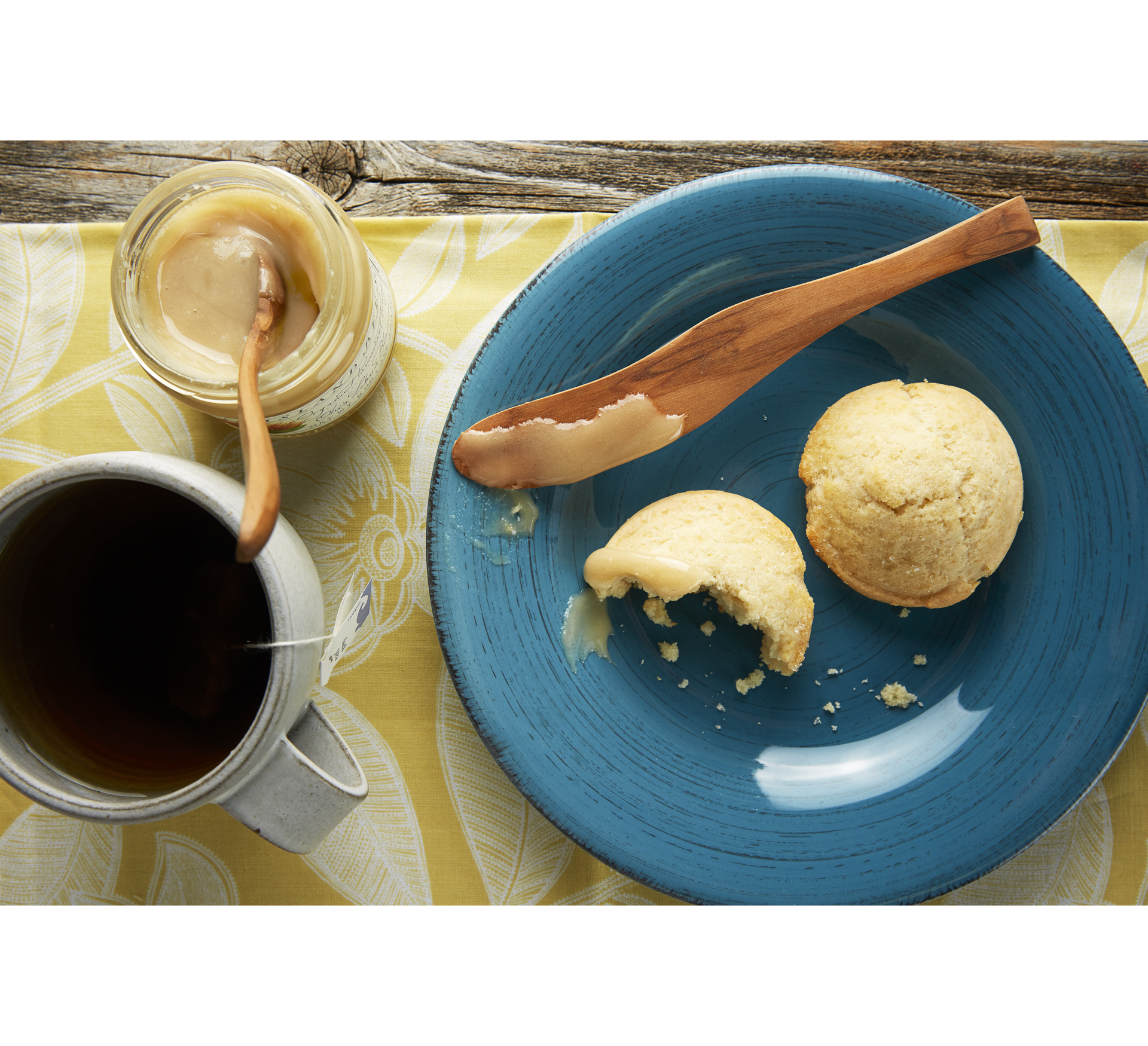 spreadable and light colored honey for tea and scones
